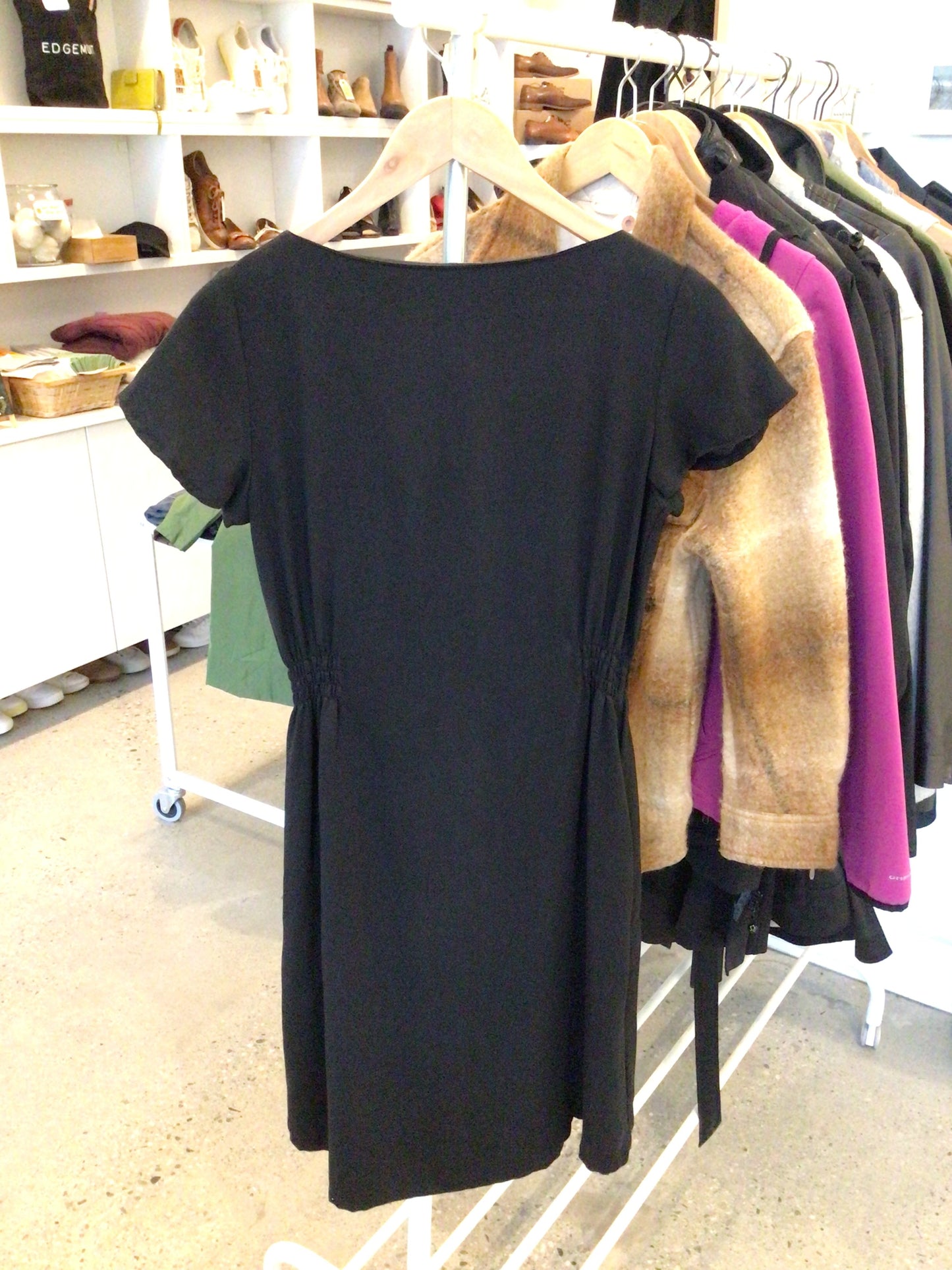 Consignment 1824-07 Smash + Tess short sleeve mid dress. Blk. Pockets. XS