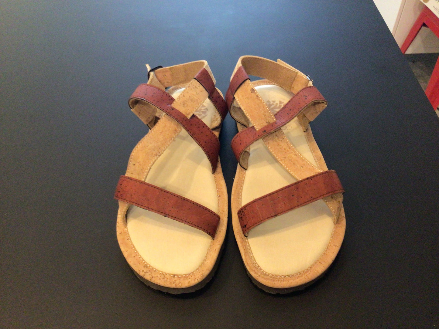 Consignment 4621-07 Auincork. Biege sandals. Sz. 37