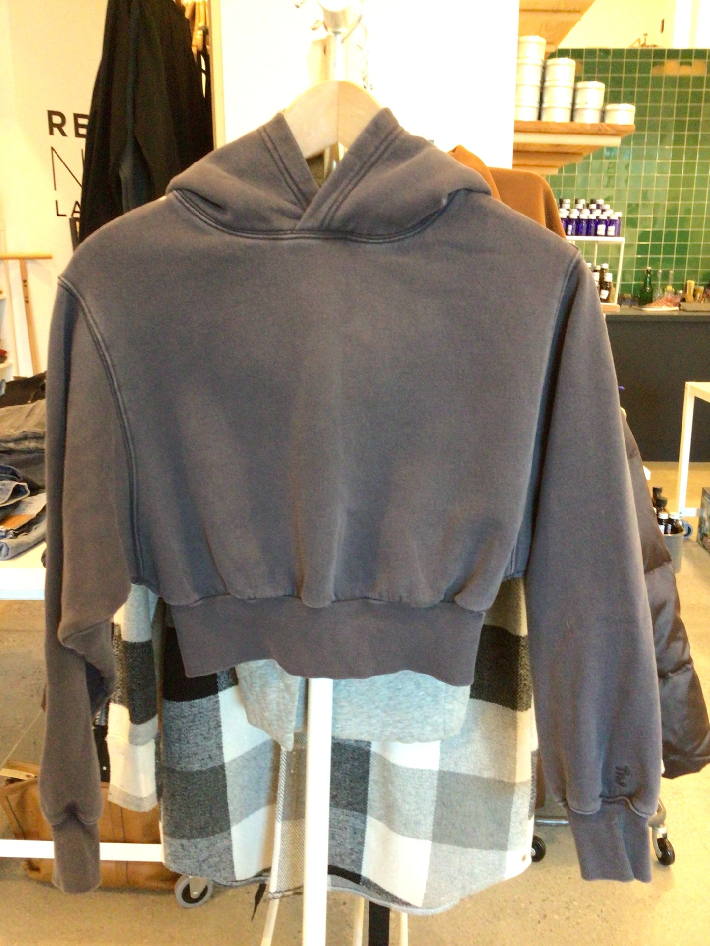 Consignment 1449-08 TNA Cozy AF Fleece cropped Sweatshirt. Grey. Size XXS.