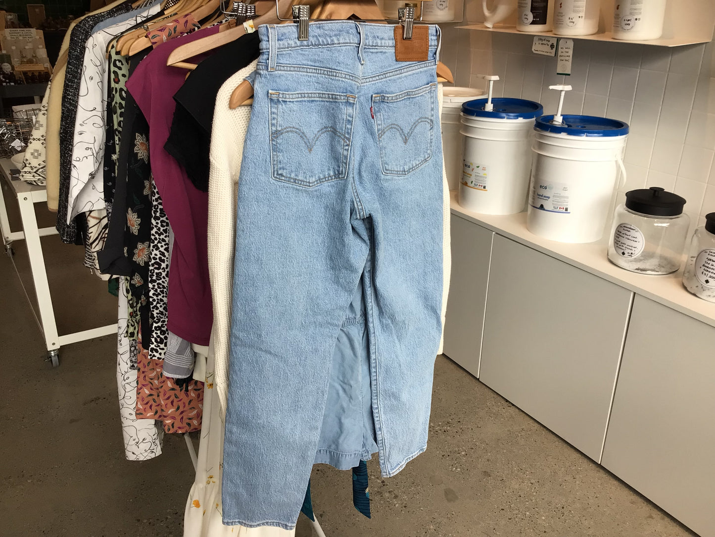 Consignment 1866-02 Levis jeans. Sz 26