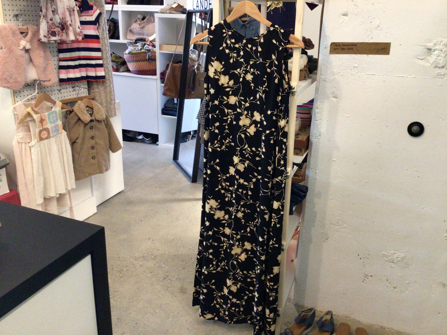Consignment 5505-10 Mac & Jac. Flowers/ Black dress. Sz. M