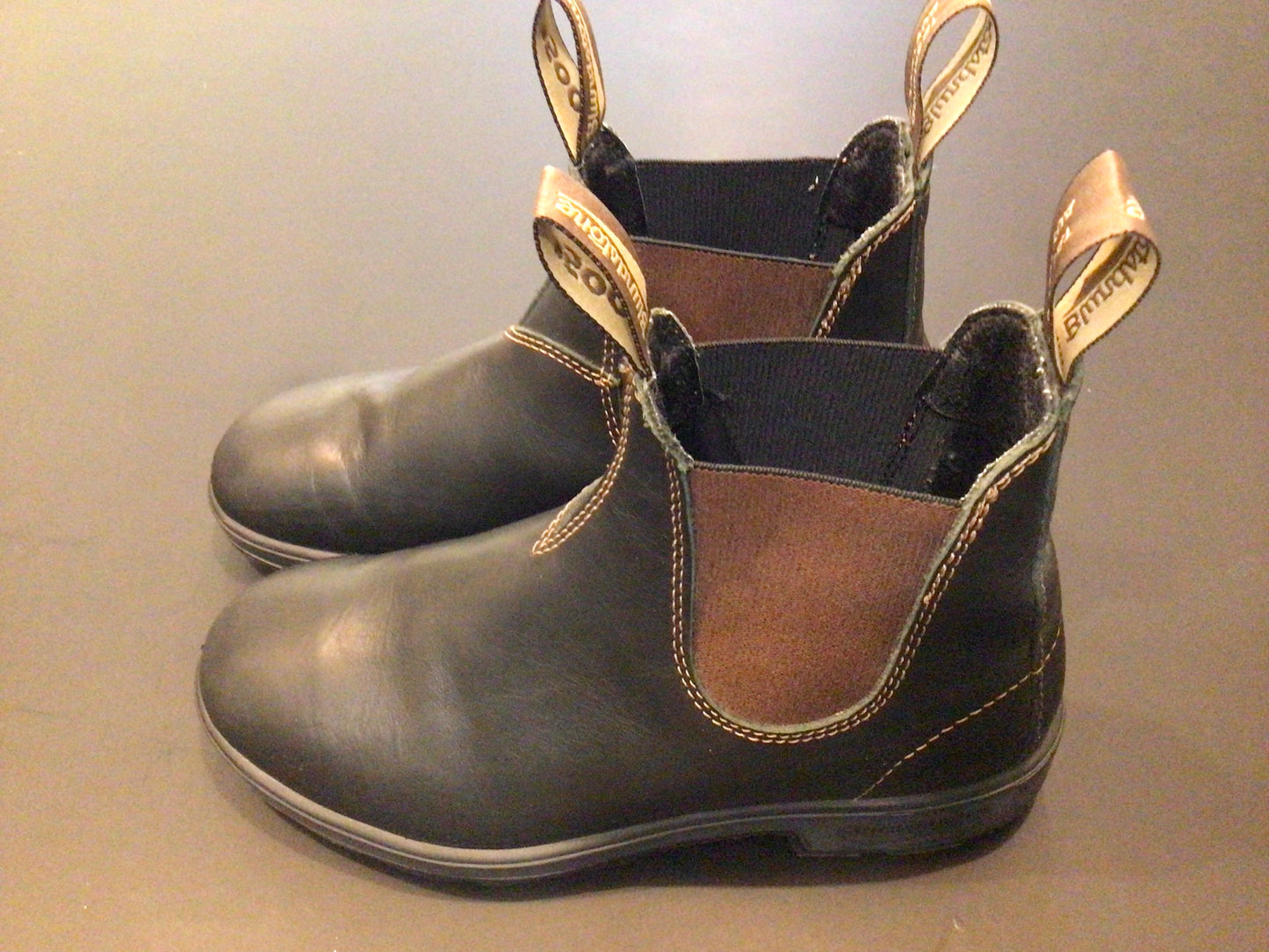 Consignment 7649-01 Blundstones. Black with brown elastic. Aussie size 5.5