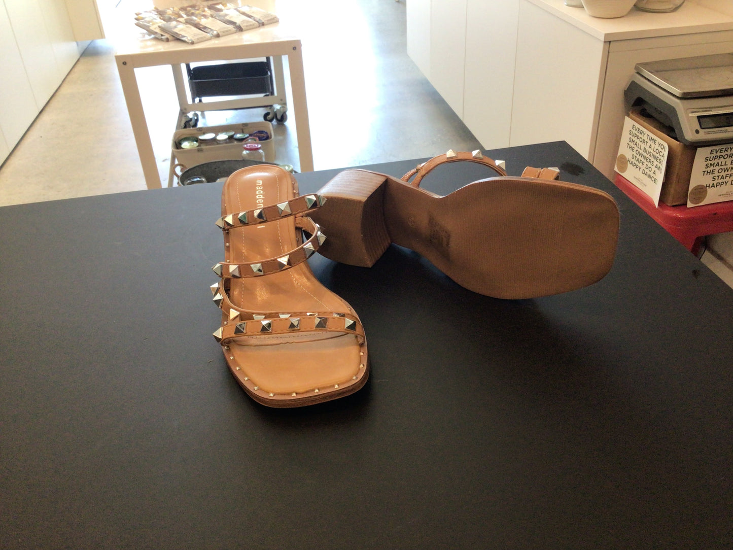 Consignment 2513-25 Madden girl. Beige sandals. Sz 6.5