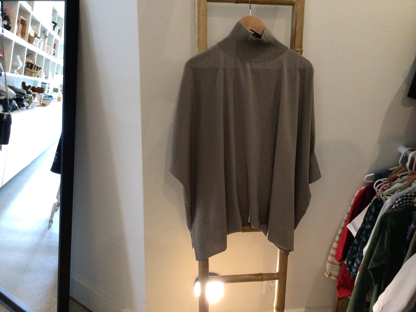 Consignment 1723-04 Babaton. Biege blouse. Sz. M