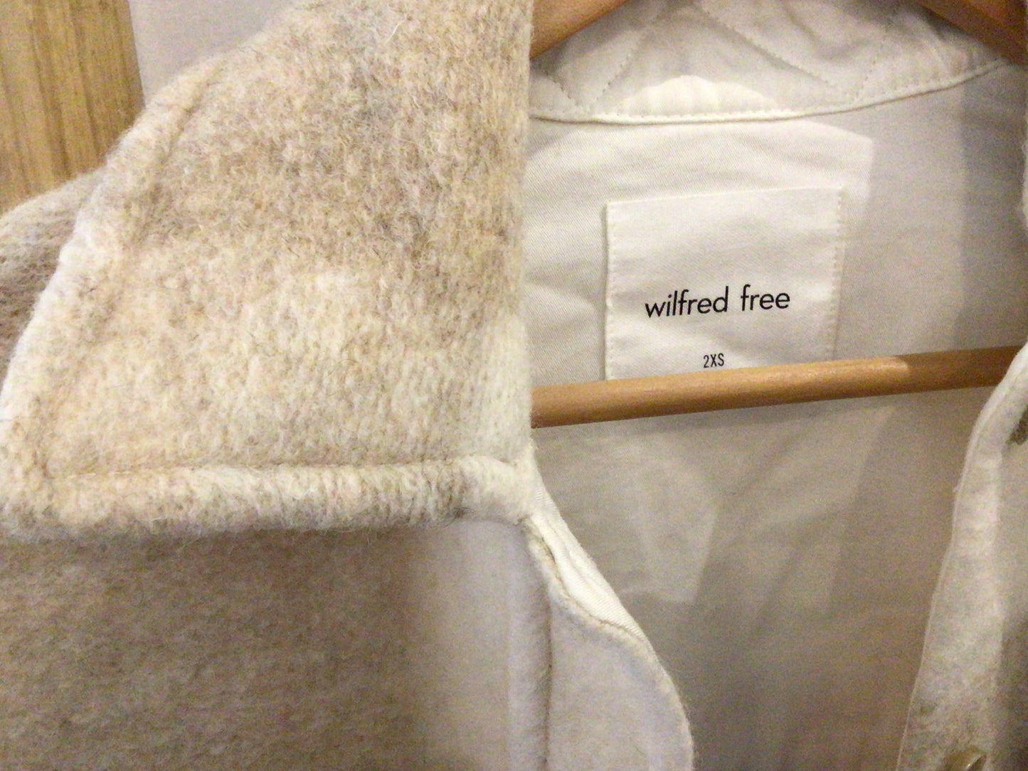 Consignment 1723-02 Wilfred free. Biege winter shirt. Sz. 2XS