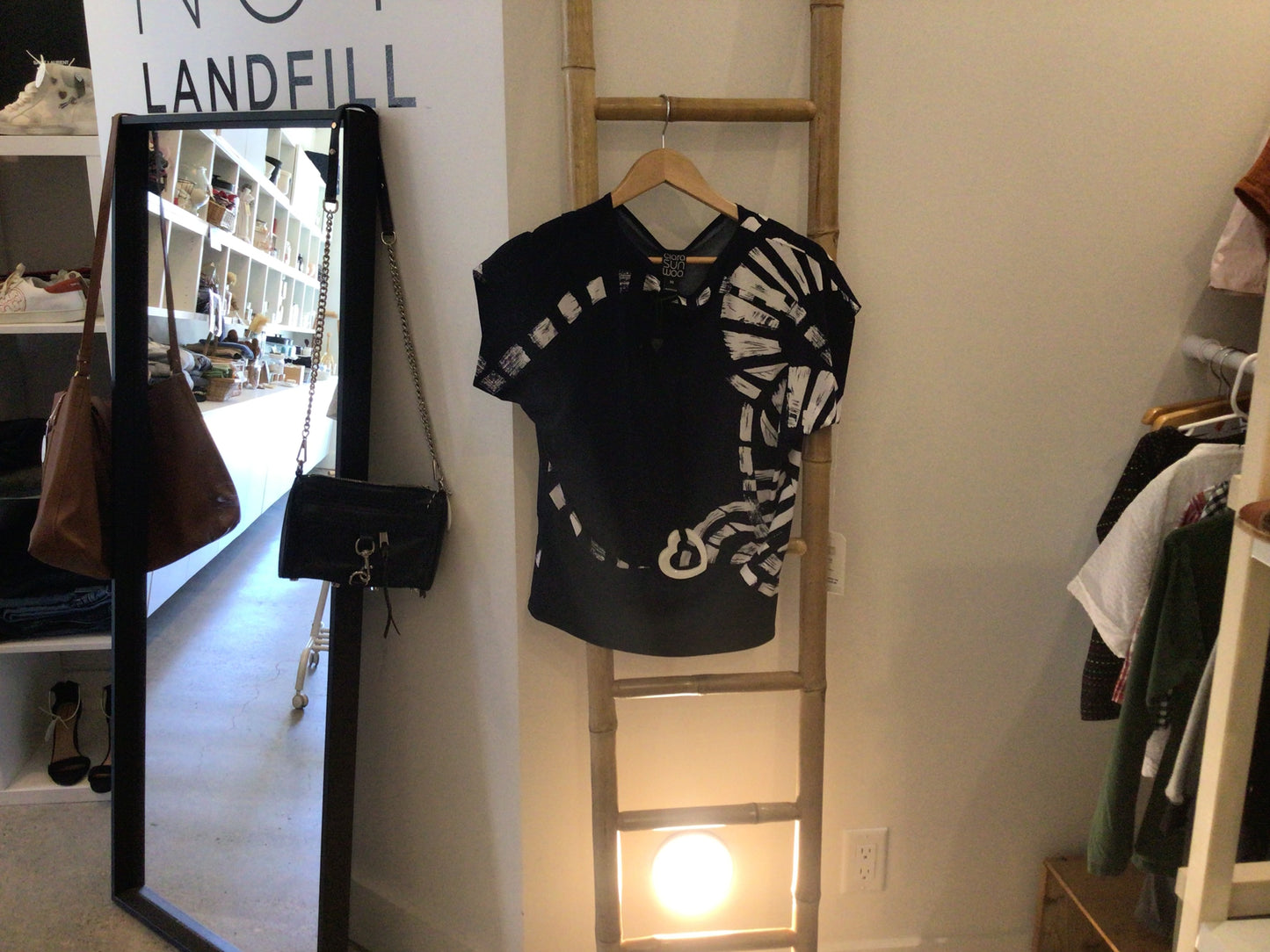 Consignment 8842-03 Clara. Sun Woo. Blouse t shirt. Sz.Xs