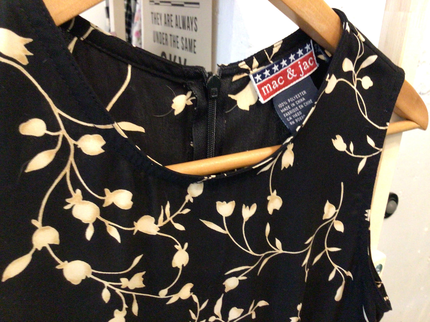 Consignment 5505-10 Mac & Jac. Flowers/ Black dress. Sz. M