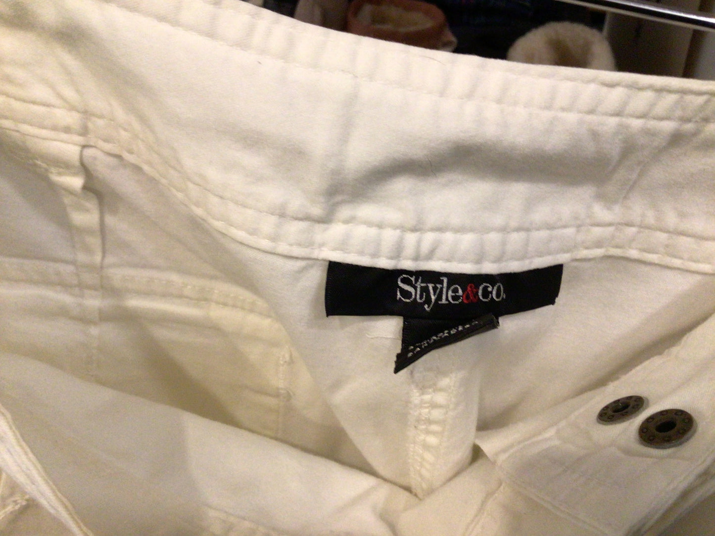 Consignment 0529-27 Style and Co. White Bermuda shorts. Sz.8