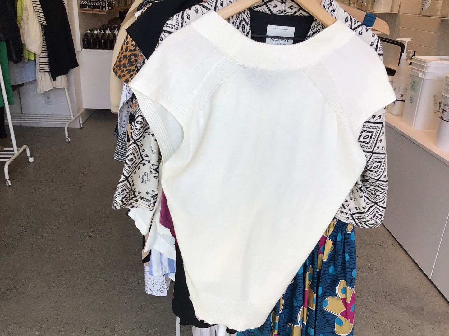 Consignment 2513-42 Monk & Lou.White tank top. Sz.Xs