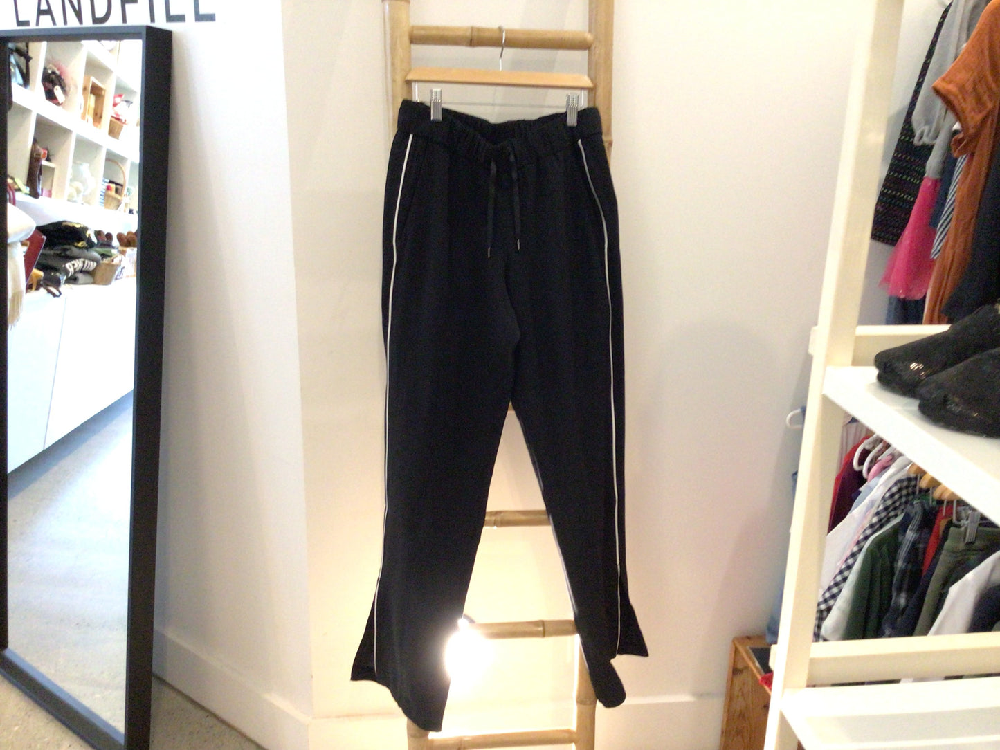 Consignment 6170-07 Lululemon. Black pants