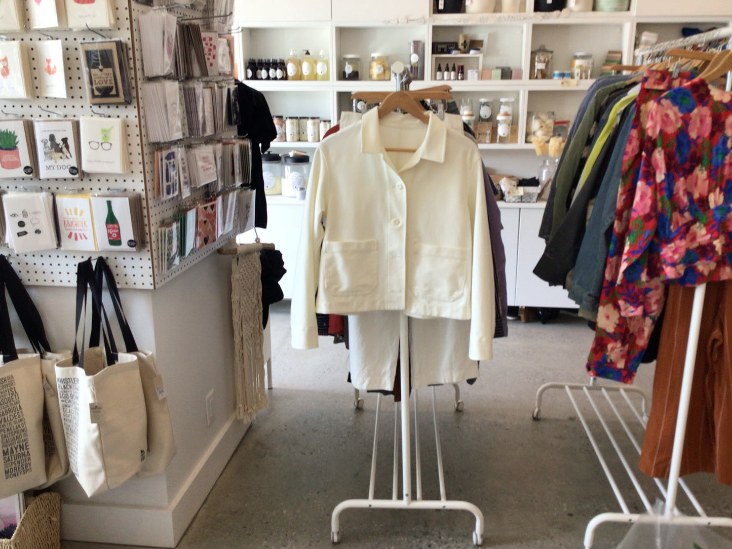Consignment 7128-17 Uniqlo. White blazer. Sz.S