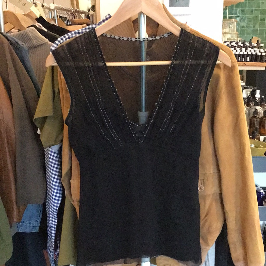 Consignment 1915-03 Tahari black sleeveless blouse. Sz xs.