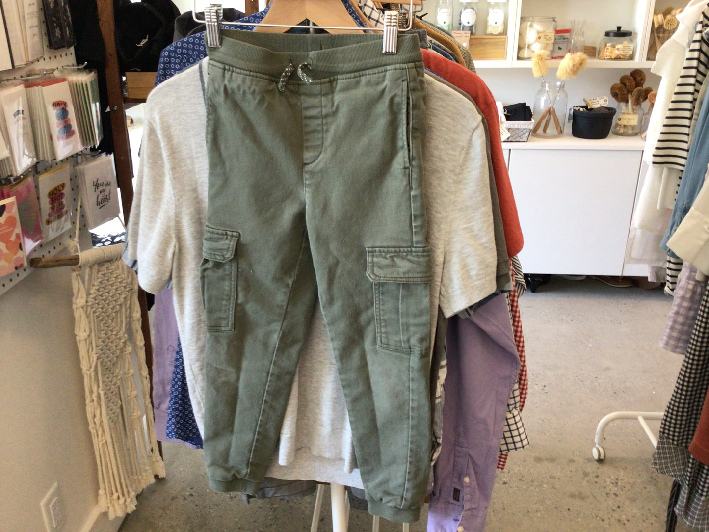 Consignment 5885-29 H&M kid. Green cargo pants. Sz.6-7 y