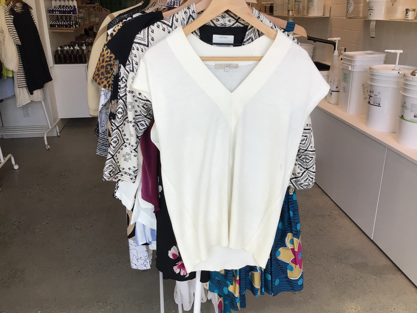 Consignment 2513-42 Monk & Lou.White tank top. Sz.Xs