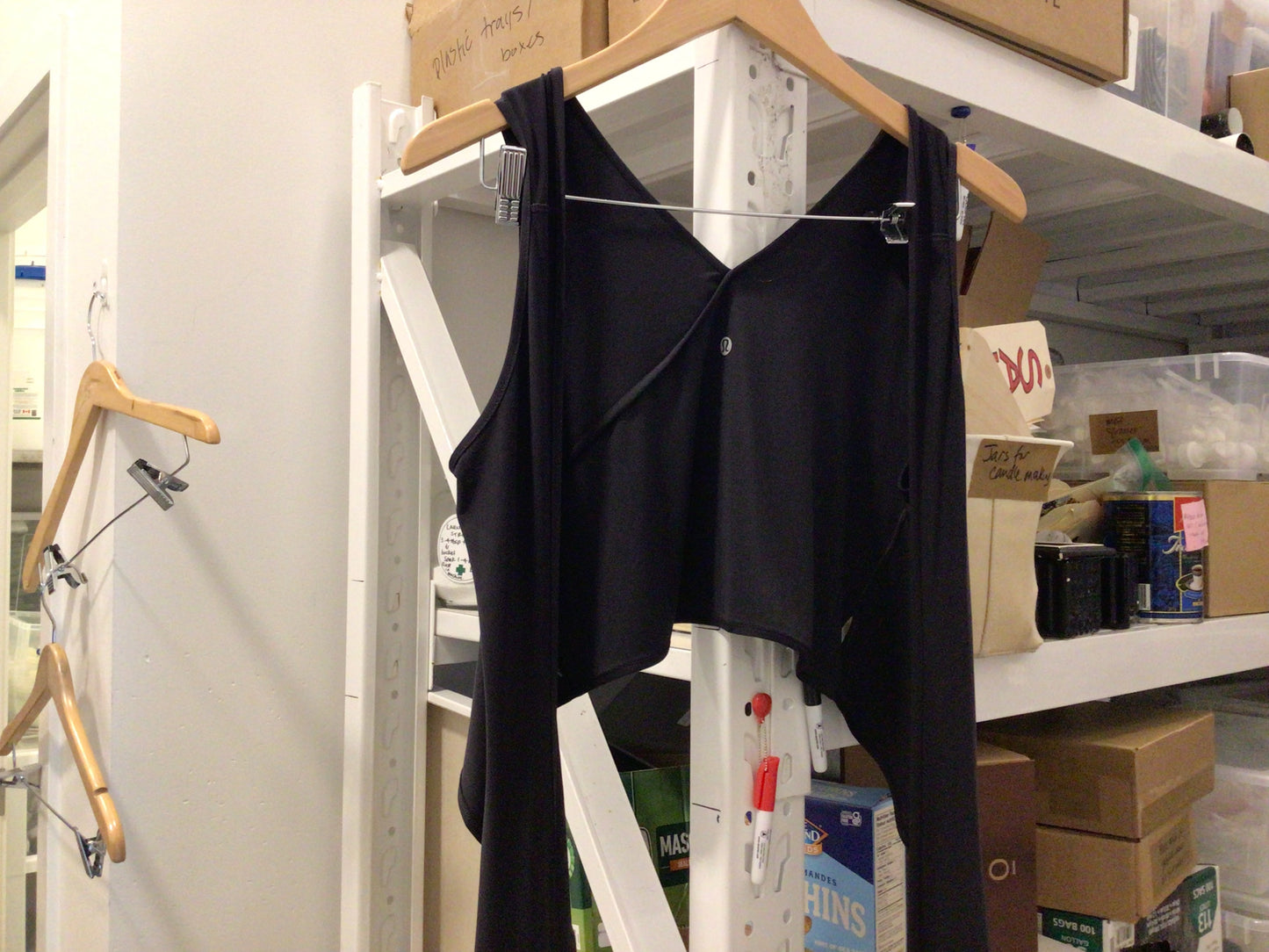 Consignment 7410-07 Lululemon. Navy blue crop top. Sz. 10