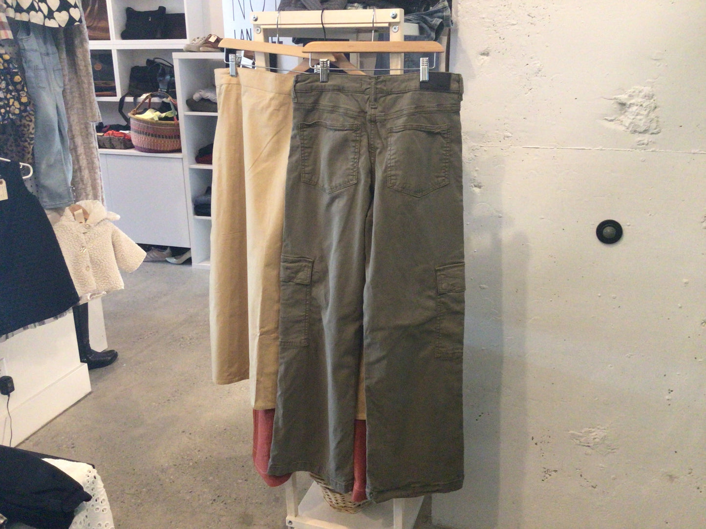 Consignment 1045-17 Mavi. Green cargo pants.