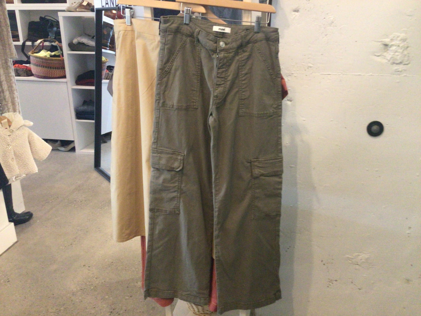 Consignment 1045-17 Mavi. Green cargo pants.