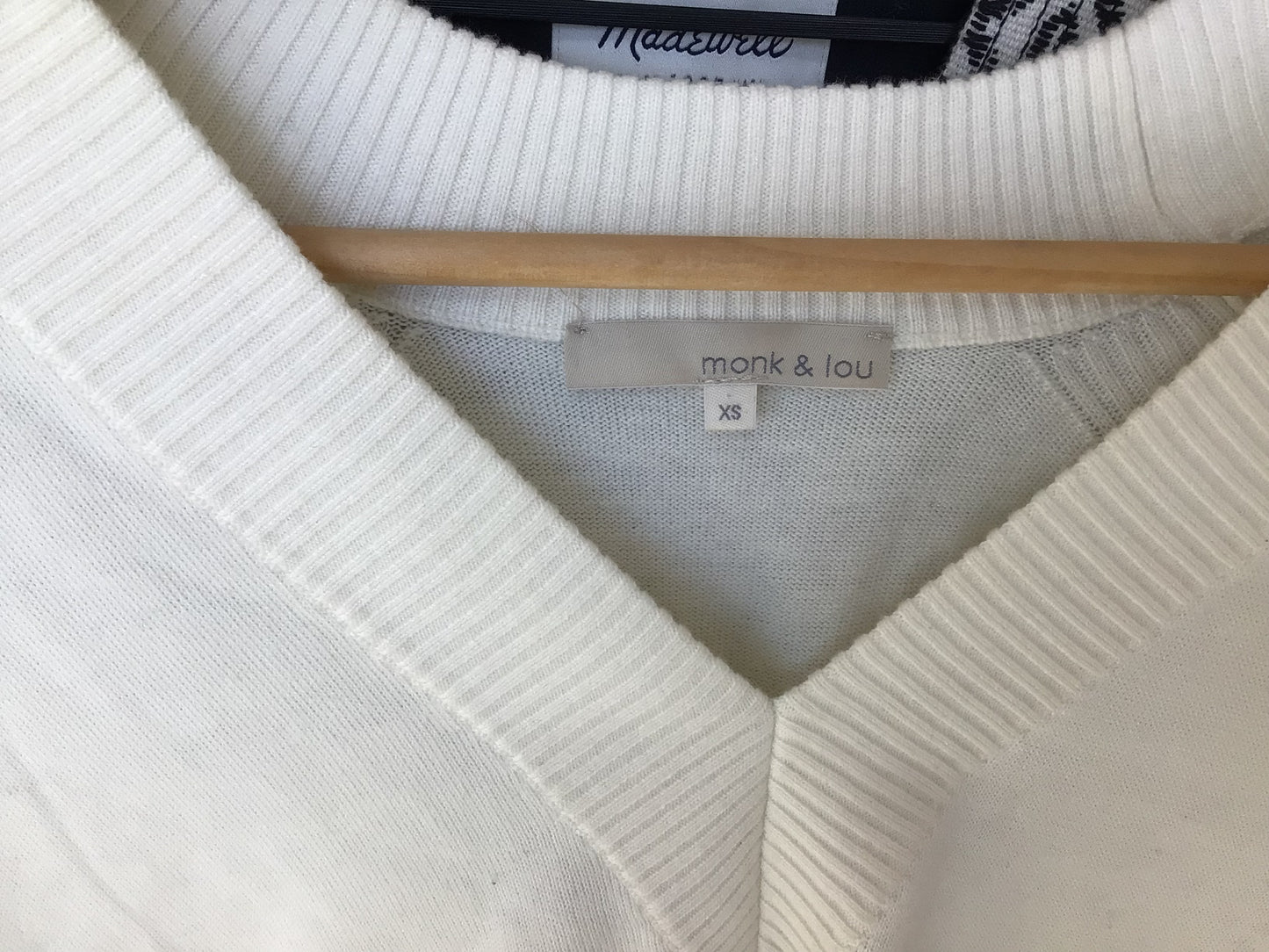 Consignment 2513-42 Monk & Lou.White tank top. Sz.Xs
