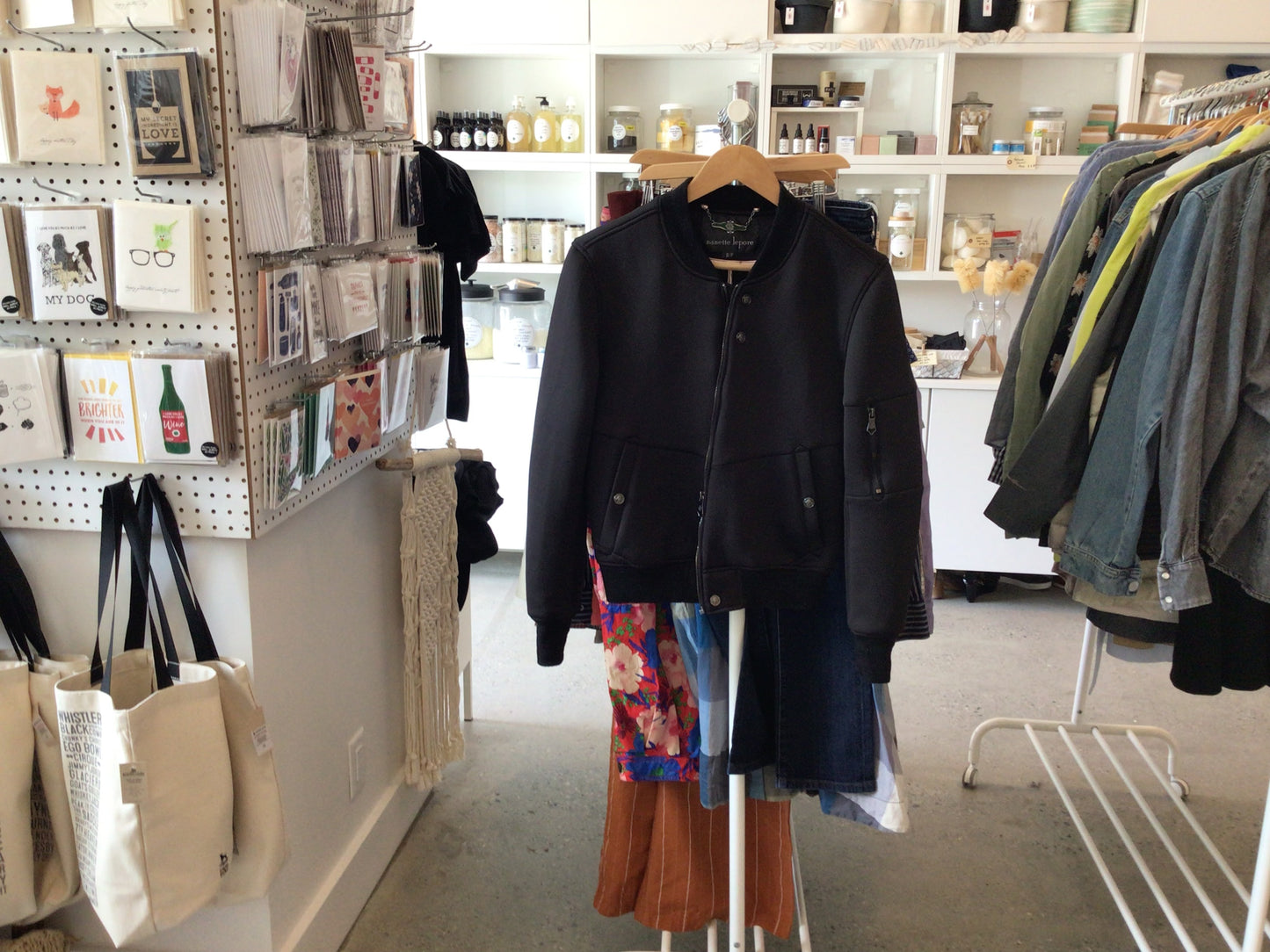 Consignment 7128-09 Nanette Lenore. Black bomber. Sz. S.