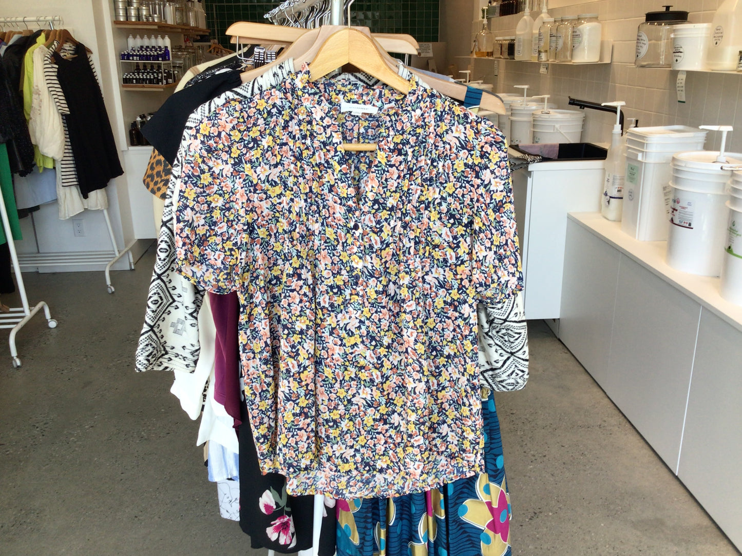 Consignment 2513-46 Bohme. Blouse with flower. Sz. Xs