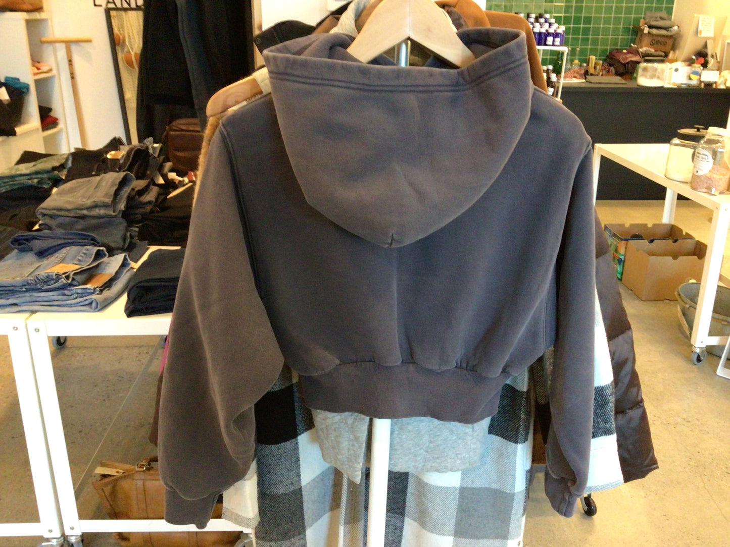 Consignment 1449-08 TNA Cozy AF Fleece cropped Sweatshirt. Grey. Size XXS.