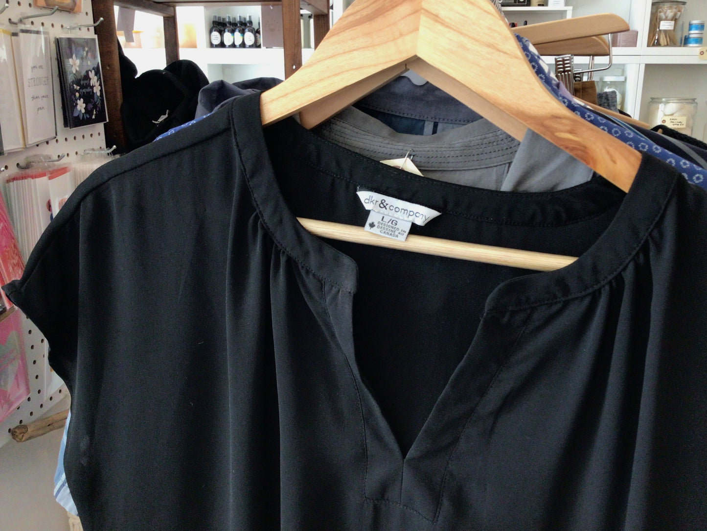Consignment 5488-11 Dkr & company. Black blouse. Sz. L