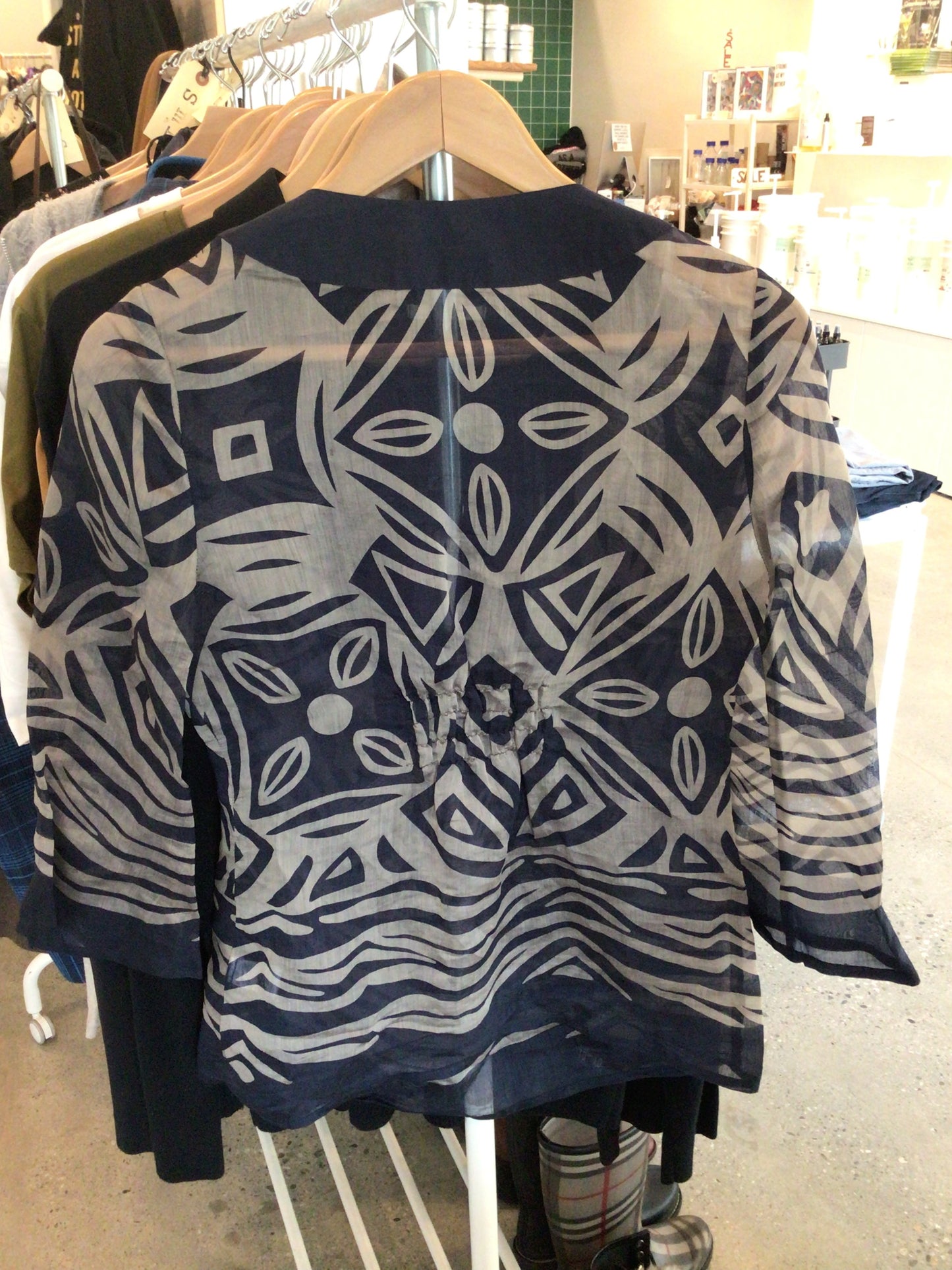 Consignment 2205-11 Mint Velvet navy/beige print shirt. Size 10 UK or 6-8 CND