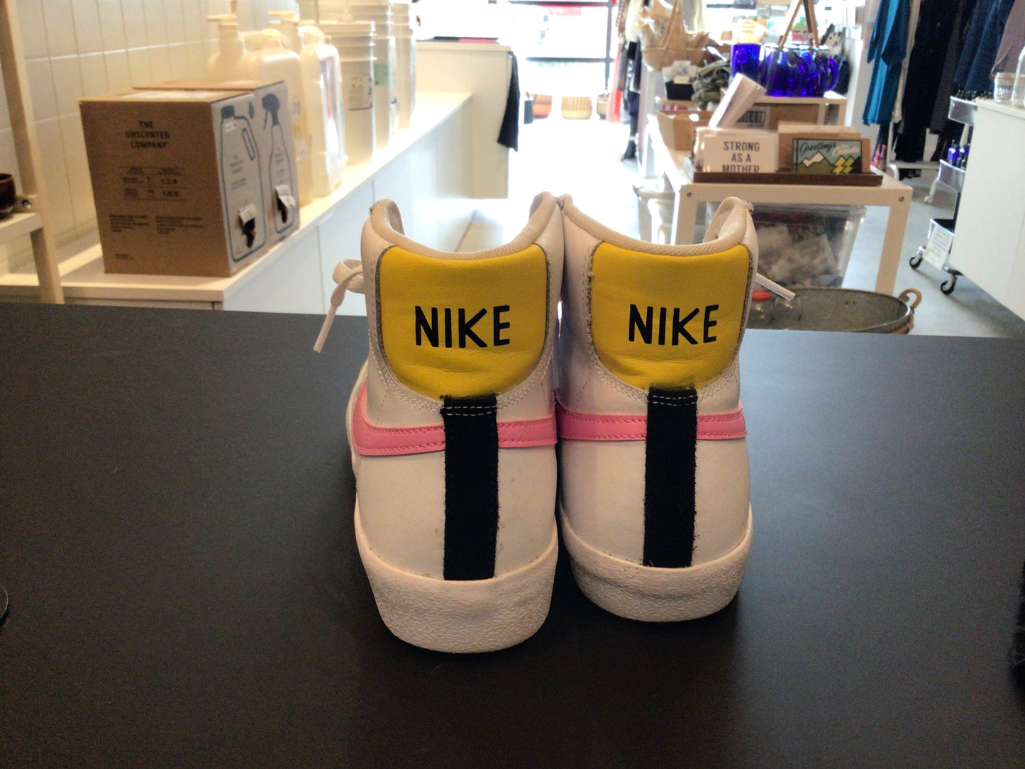 Consignment 1723-01 Nike. White High-Top Sneakers. Sz.7