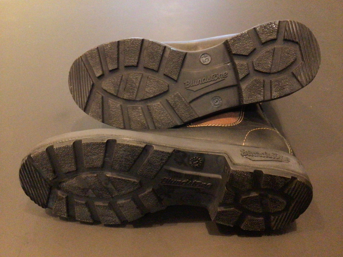 Consignment 7649-01 Blundstones. Black with brown elastic. Aussie size 5.5