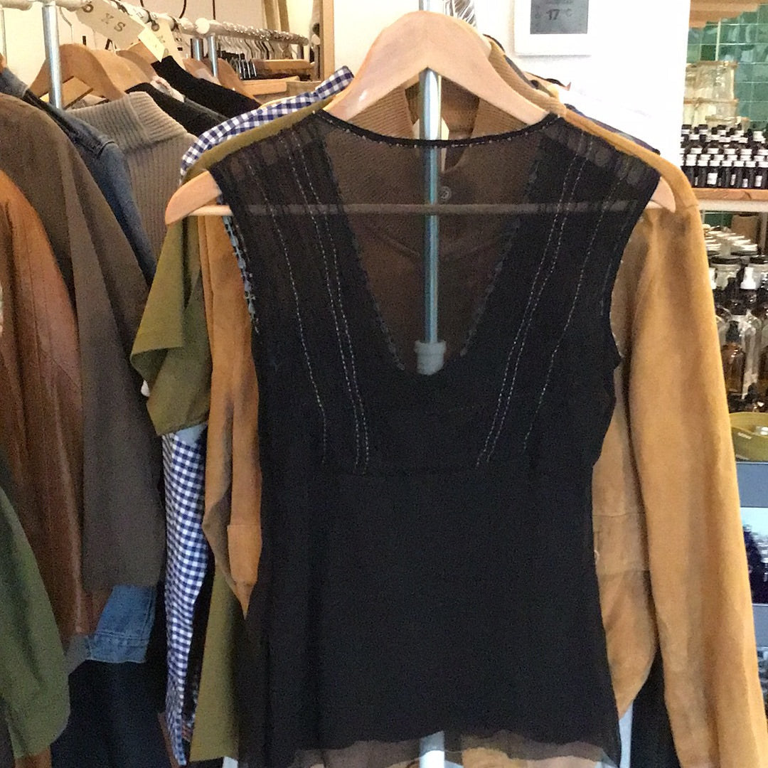 Consignment 1915-03 Tahari black sleeveless blouse. Sz xs.