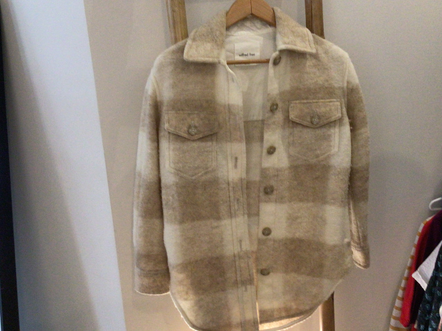 Consignment 1723-02 Wilfred free. Biege winter shirt. Sz. 2XS