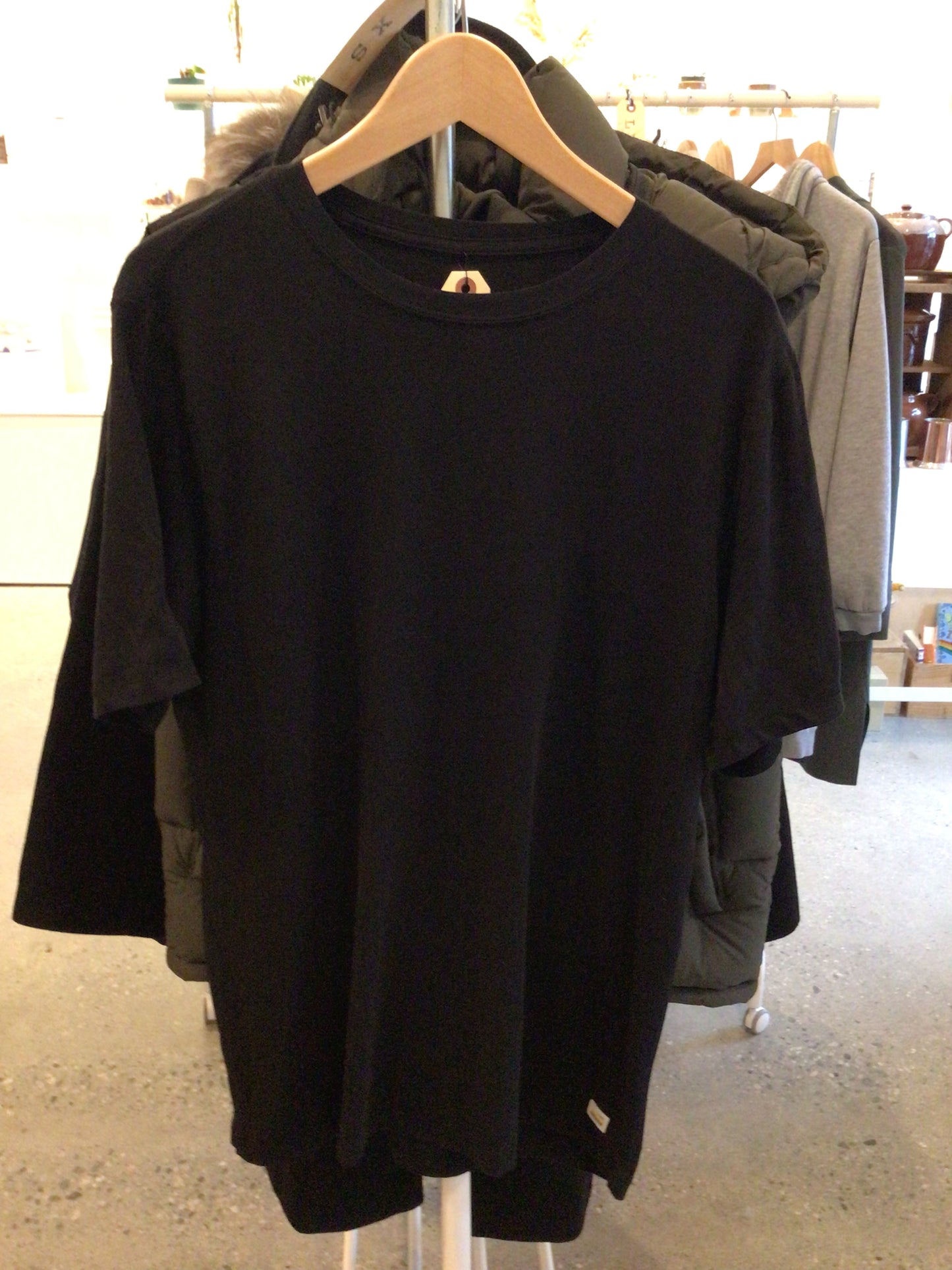 Consignment 4581-11 Tjoba men's black tee. Sz L