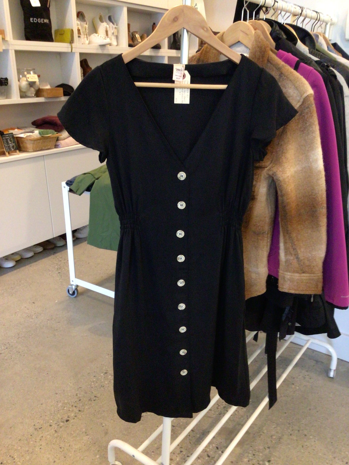 Consignment 1824-07 Smash + Tess short sleeve mid dress. Blk. Pockets. XS