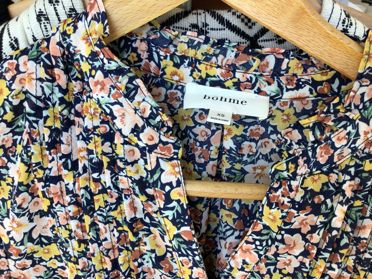 Consignment 2513-46 Bohme. Blouse with flower. Sz. Xs