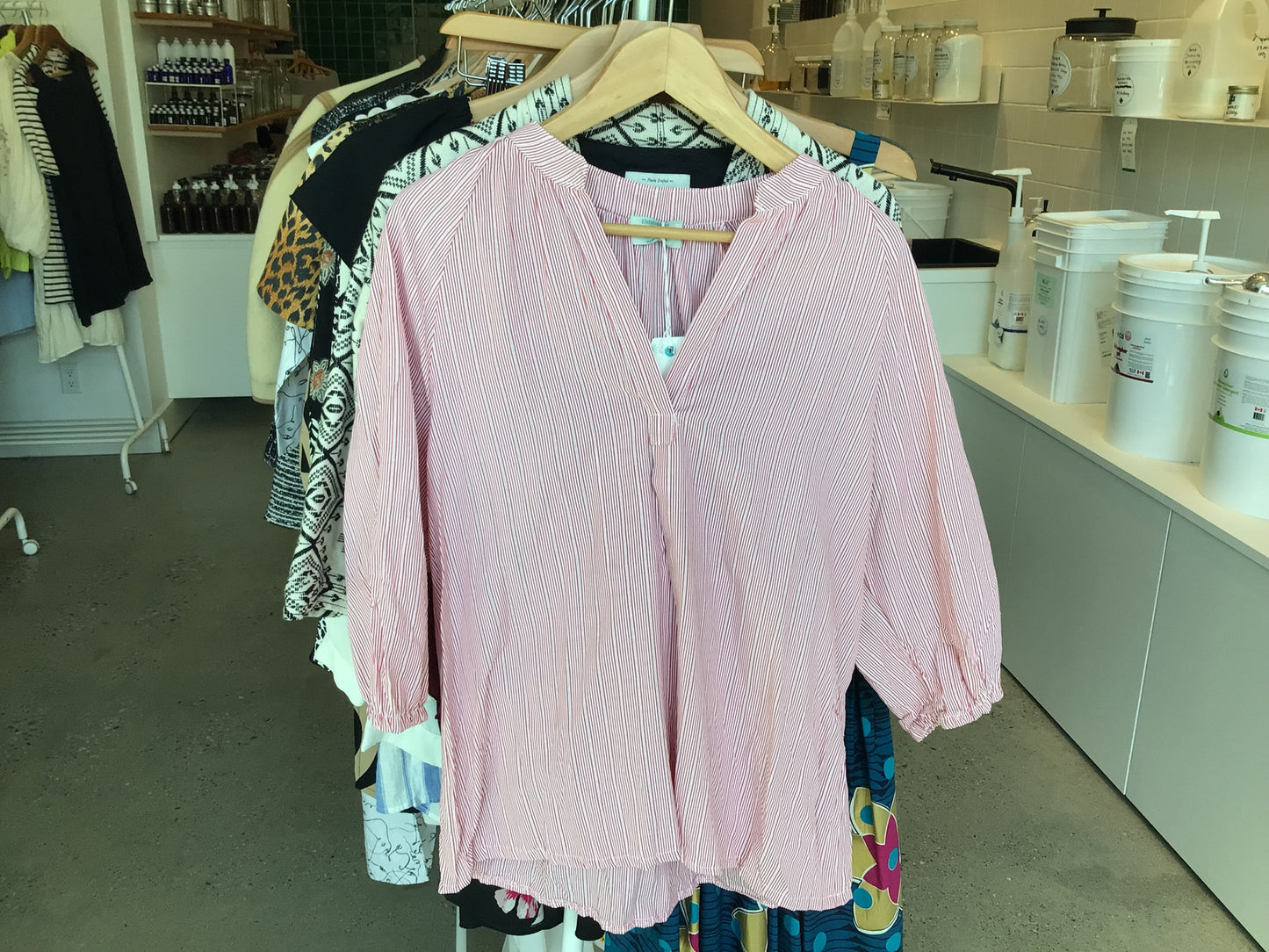 Consignment 2513-47 Industry by Marsellie. Blouse with red and white stripes.