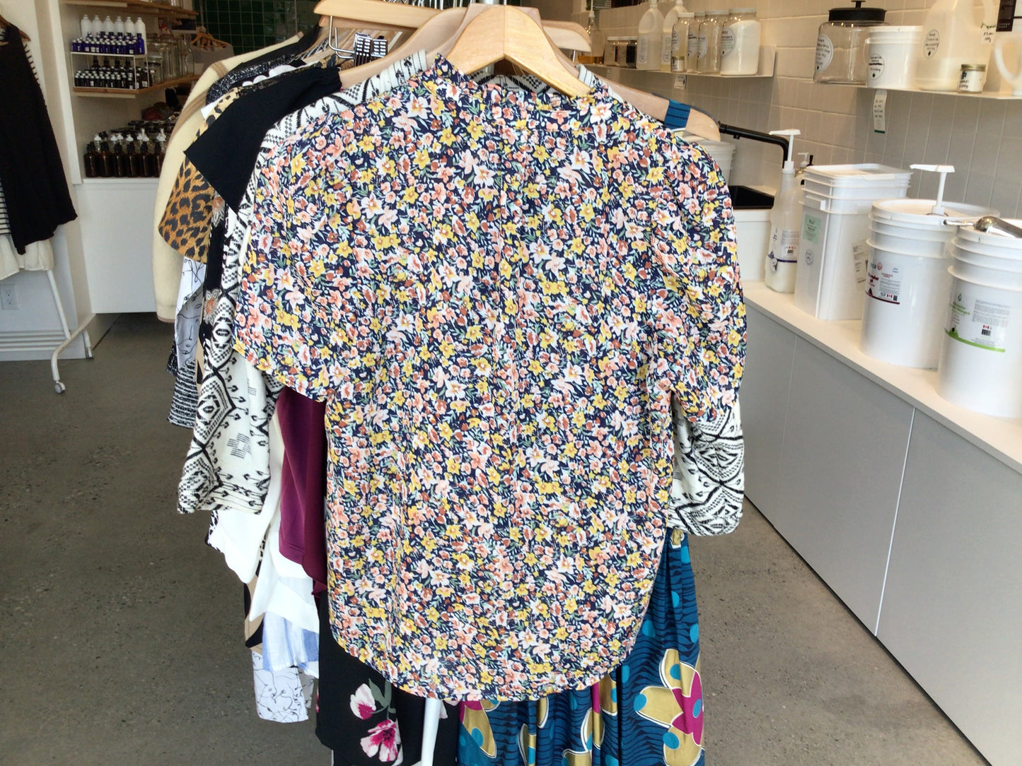 Consignment 2513-46 Bohme. Blouse with flower. Sz. Xs