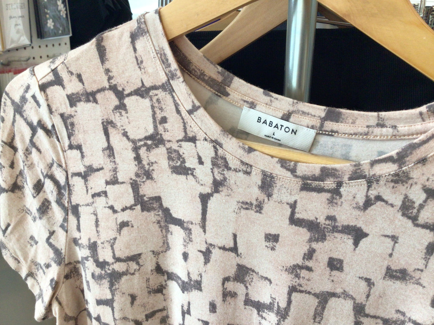 Consignment 2522-04 Babaton. Beige t-shirt. Sz. L