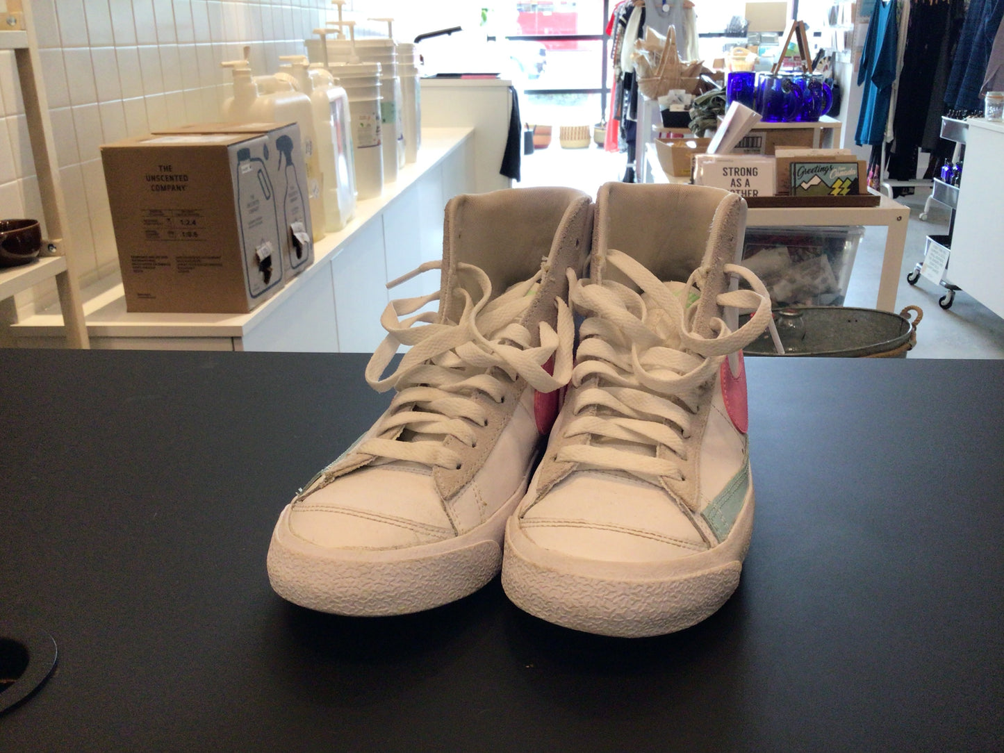 Consignment 1723-01 Nike. White High-Top Sneakers. Sz.7