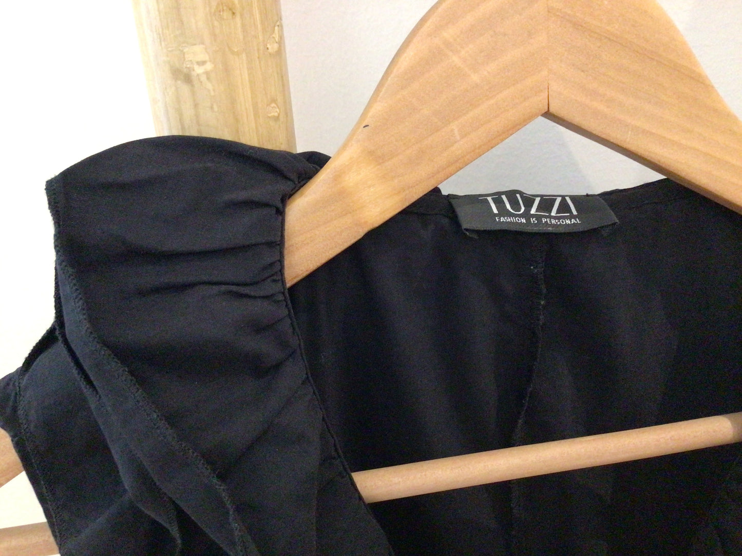 Consignment 2710-6 Tuzzi black sleeveless shirt. Size M.