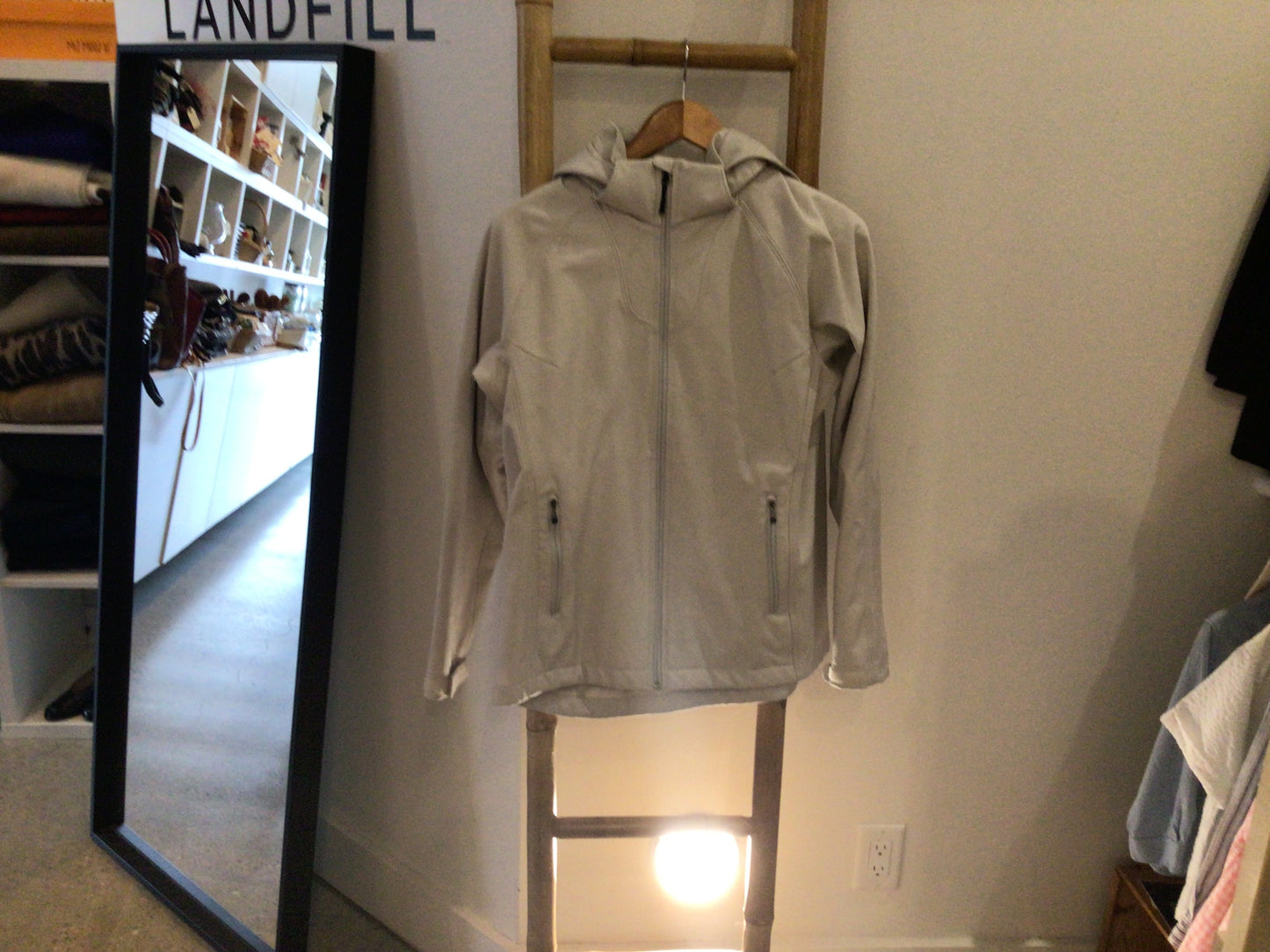 Consignment 7440-03 Avia. Rain jacket. Sz. L