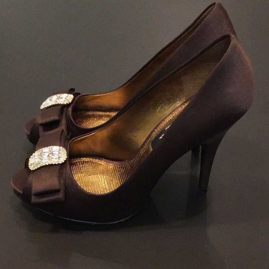 Consignment 0529-01 Nina shoes, peep toe, leather soles. Size 7.