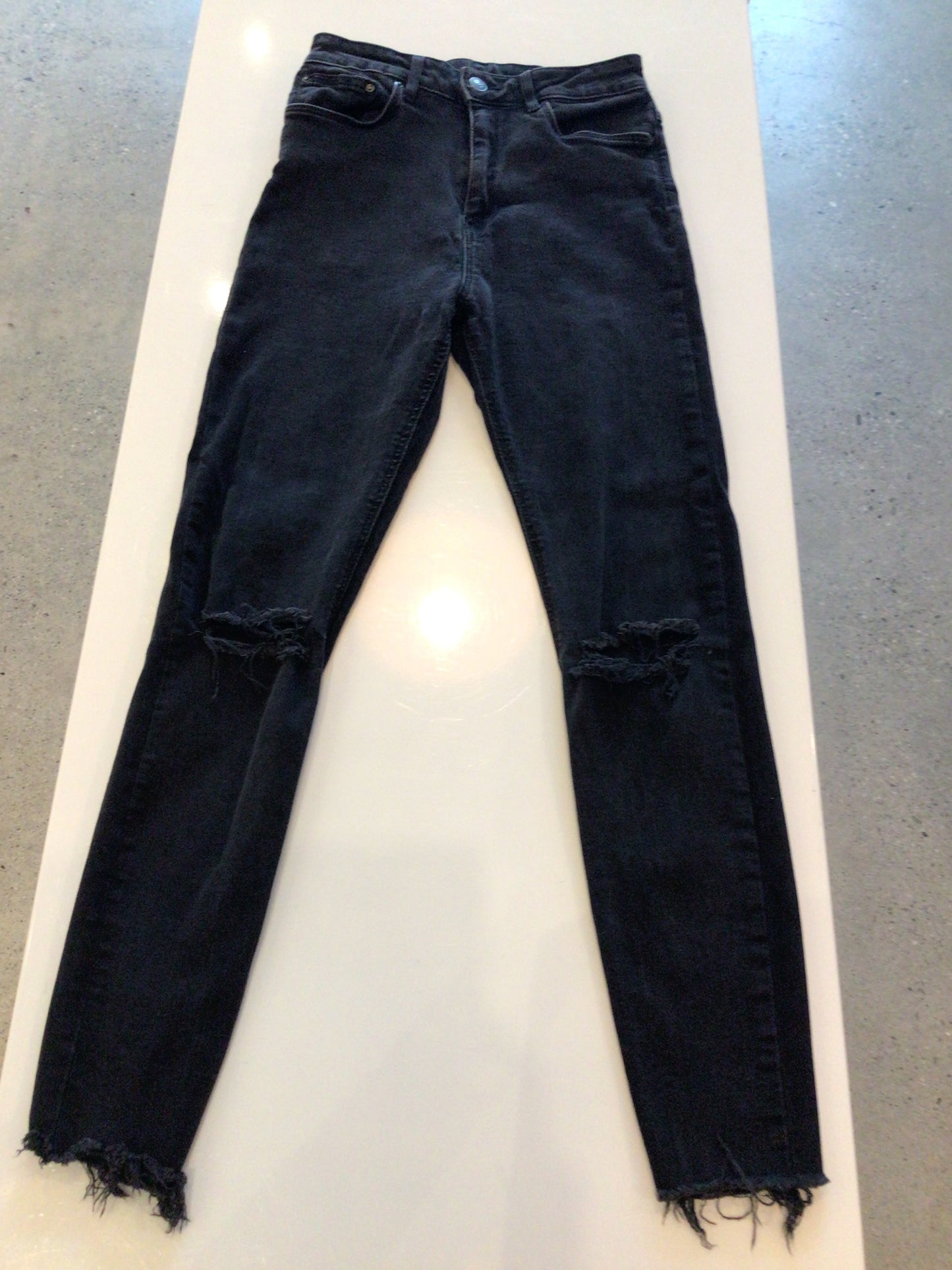 Consignment 4475-04 Zara Woman. High waisted black ripped knee jeans. Size 4.