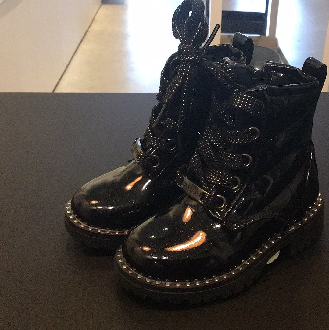 Consignment 2635-04 Tahari black sparkly boots sz 5