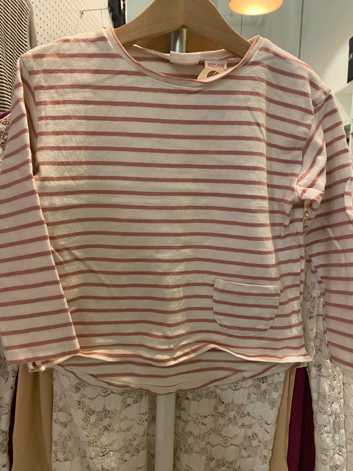 Consignment #7790-06 Zara Girl’s t-shirt cram with pink stripes sz 4-5e