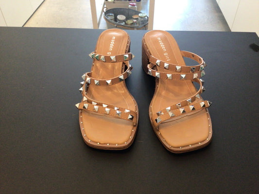 Consignment 2513-25	Madden girl. Beige  sandals. Sz 6.5