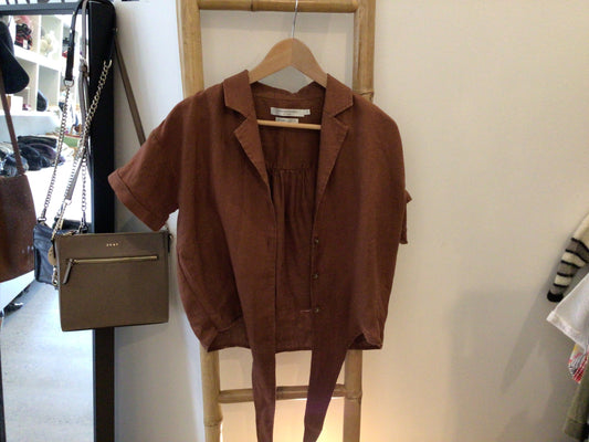 Consignment 4877-01	Contemporaine. Brown blouse. Sz. XS