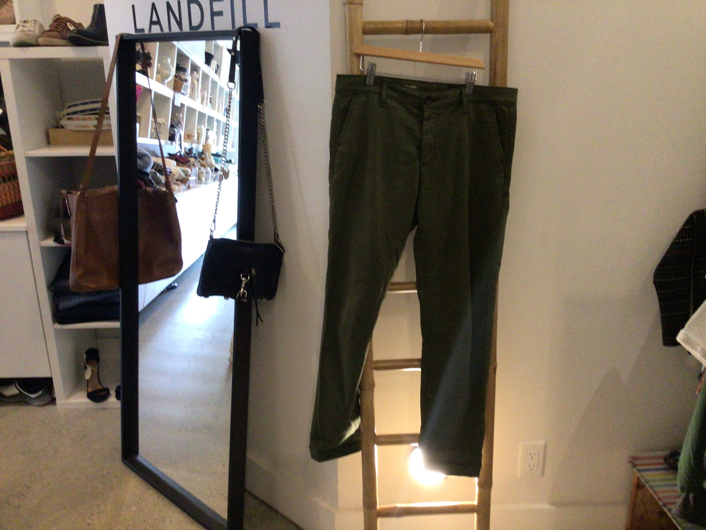 Consignment 4399-13	THe Caden. Green pants. Sz. 28