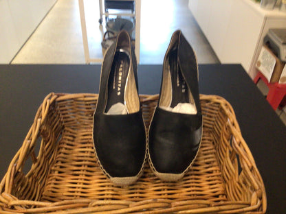 Consignment 4399-08	Palomita. Black shoes. Sz.39