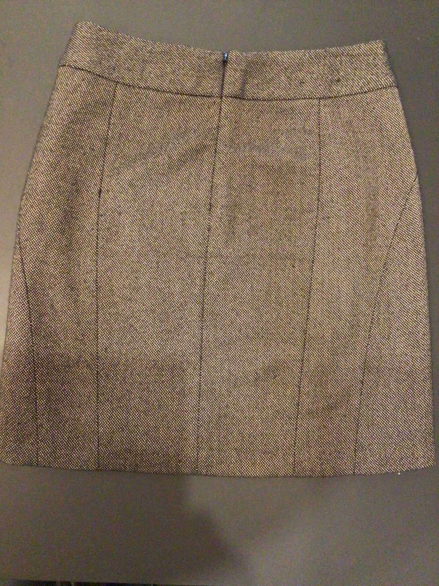 Consignment 1915-08 Banana Republic brown tweed skirt. Size 0 Petit.