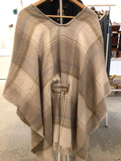Consignment 0421-06 Echo reversible poncho with belt. One size.